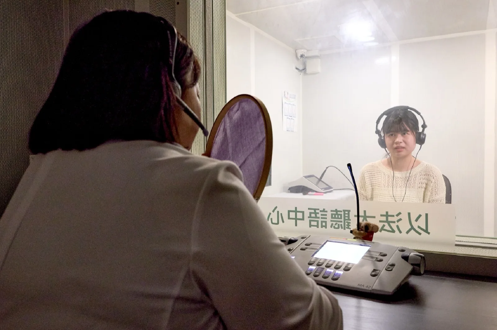 以法大聽覺口語師與聽損兒童一對一進行聽語訓練課程