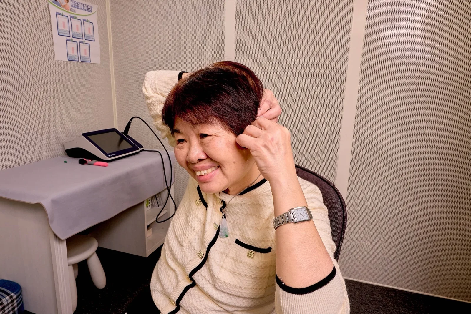 以法大聽力師為長青族客戶配戴並微調助聽器,說明配戴方式